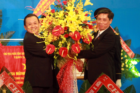 Ông Lê Đức Vinh tặng hoa của Phó Chủ tịch nước Nguyễn Thị Doan gửi tặng Công ty Yến sào Khánh Hòa