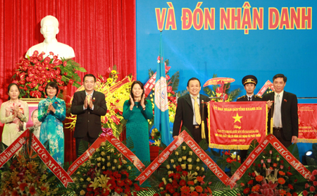 Ông Lê Đức Vinh tặng Cờ thi đua của UBND tỉnh cho Công ty Yến sào Khánh Hòa