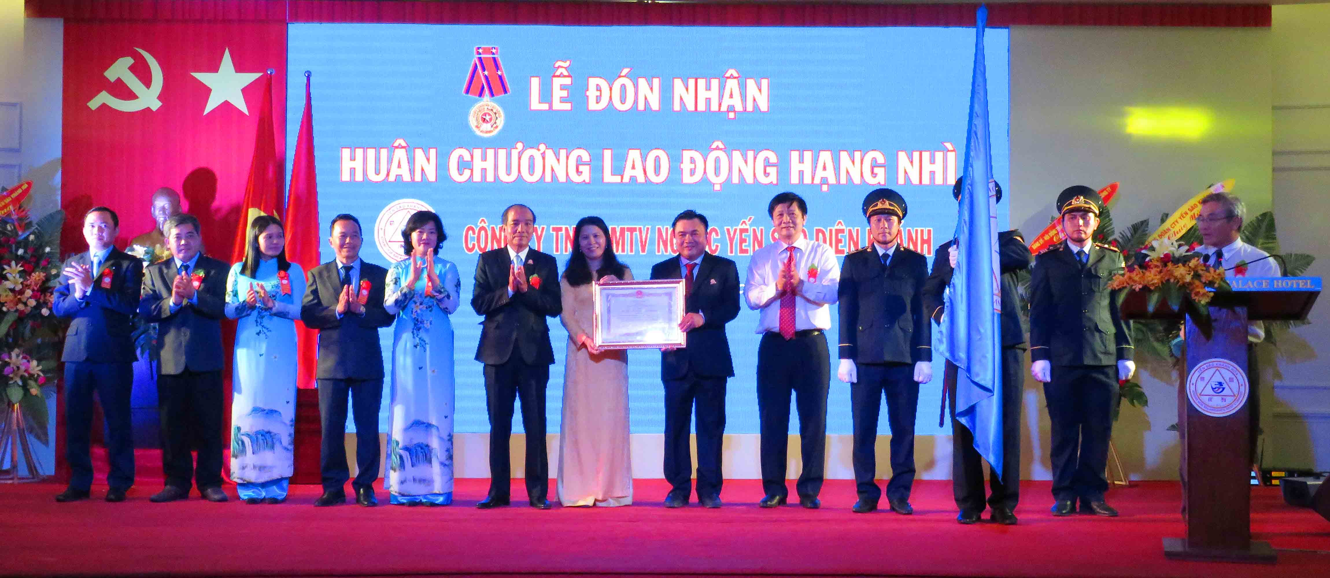 Thừa ủy quyền của Chủ tịch nước, đồng chí Trần Sơn Hải (thứ ba từ phải sang) trao Huân chương Lao động hạng Nhì cho Công ty TNHH MTV Nước giải khát cao cấp Yến sào Diên Khánh