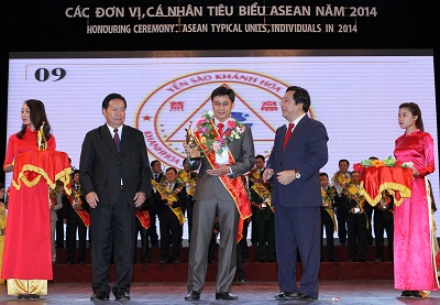 Đại diện lãnh đạo Công ty TNHH Nhà nước một thành viên Yến sào Khánh Hòa nhận giải.