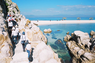 hách du lịch của Sanest Tourist tham quan Hòn Nội.