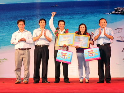 http://baokhanhhoa.com.vn/dataimages/201306/original/images851191_traogiai.jpg