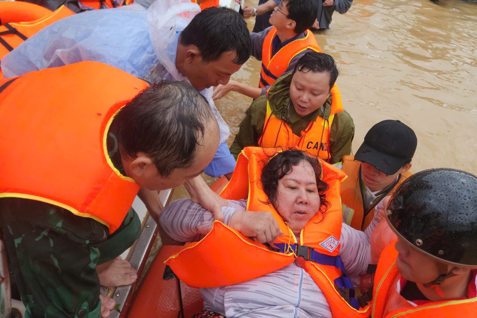 YẾN SÀO KHÁNH HÒA CHỦ ĐỘNG THAM GIA CÔNG TÁC CỨU HỘ, CỨU TRỢ KỊP THỜI CHO BÀ CON VÀ CBCNV VÙNG NGẬP LŨ