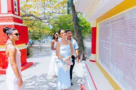 HOA HẬU THẾ GIỚI JOHEIRY MOLA DOMINGUEZ CÙNG HAI Á HẬU TRẢI NGHIỆM ĐẢO YẾN HÒN NỘI