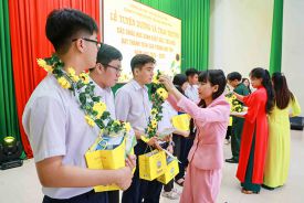 22 HỌC SINH CÔNG TY YẾN SÀO KHÁNH HÒA ĐƯỢC TUYÊN DƯƠNG