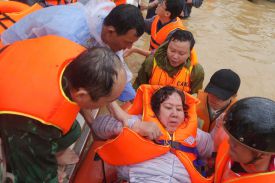 YẾN SÀO KHÁNH HÒA CHỦ ĐỘNG THAM GIA CÔNG TÁC CỨU HỘ, CỨU TRỢ KỊP THỜI CHO BÀ CON VÀ CBCNV VÙNG NGẬP LŨ