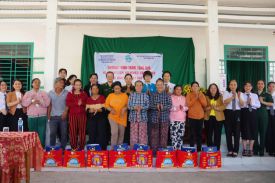 PHỤ NỮ YẾN SÀO KHÁNH HÒA MANG YÊU THƯƠNG ĐẾN VỚI HỘ GIA ĐÌNH KHÓ KHĂN