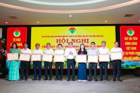 YẾN SÀO KHÁNH HÒA NHẬN BẰNG KHEN TẠI HỘI NGHỊ TỔNG KẾT CUỘC VẬN ĐỘNG “NGƯỜI VIỆT NAM ƯU TIÊN DÙNG HÀNG VIỆT NAM”