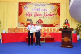 YẾN SÀO KHÁNH HÒA TRAO TẶNG 500 CUỐN BÁO XUÂN CHO QUÂN DÂN TRƯỜNG SA