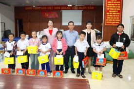 CÔNG TY YẾN SÀO KHÁNH HÒA TRAO 20 SUẤT QUÀ CHO HỌC SINH NGHÈO HIẾU HỌC TẠI PHƯỜNG TÂY NHA TRANG