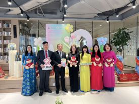 Đoàn công tác Công ty Cổ phần Nước giải khát Yến sào Khánh Hòa đến tham dự buổi chào mừng ra mắt sản phẩm Yến sào Sanvinest Khánh Hòa tại Trung Quốc.