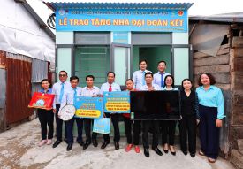 Công ty Cổ phần Nước giải khát Yến sào Khánh Hòa trao nhà đại đoàn kết tại xã Vĩnh Hiệp